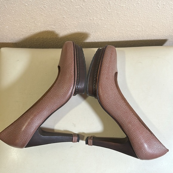 Max Azria platform pumps size 36 1/2. US 5.5 - Picture 8 of 11